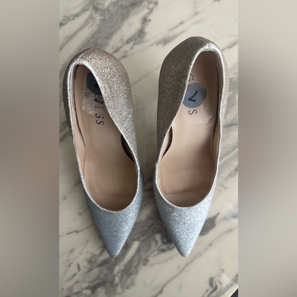 Guess Geenly Silver Gold Glitter Pump. Size 7. 4 inches heel.